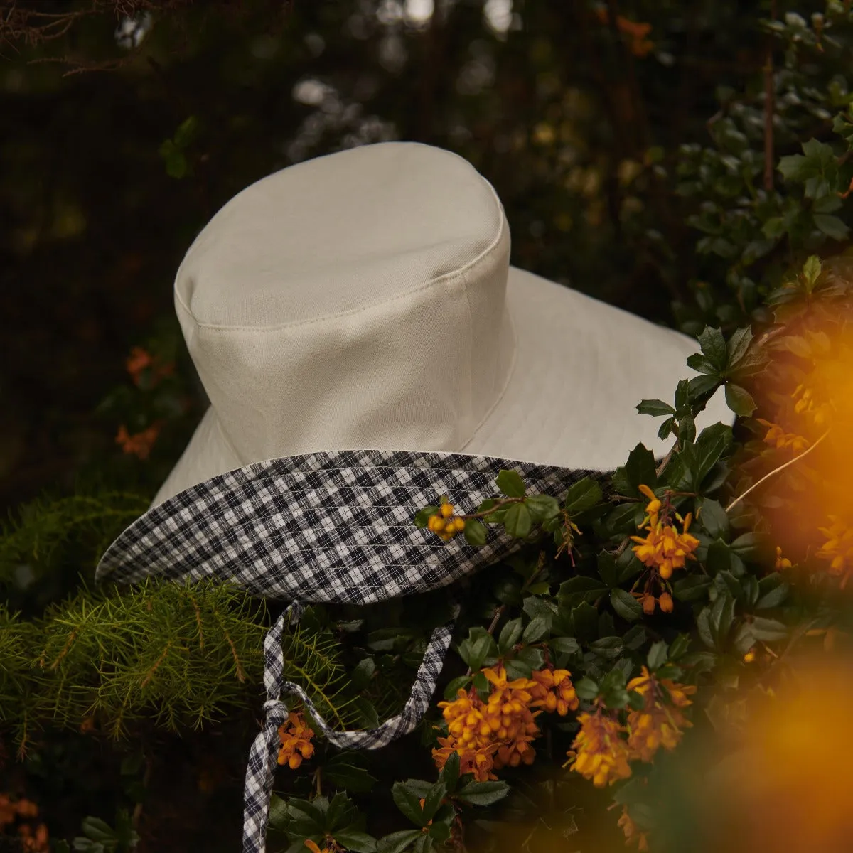 Barbour Women's Kilburn Reversible Bucket Hat in White