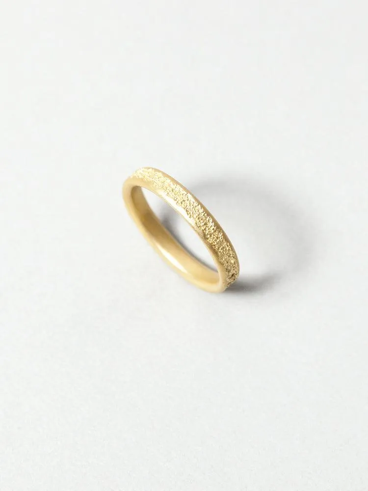 Center Cast 18K Gold Wedding Band