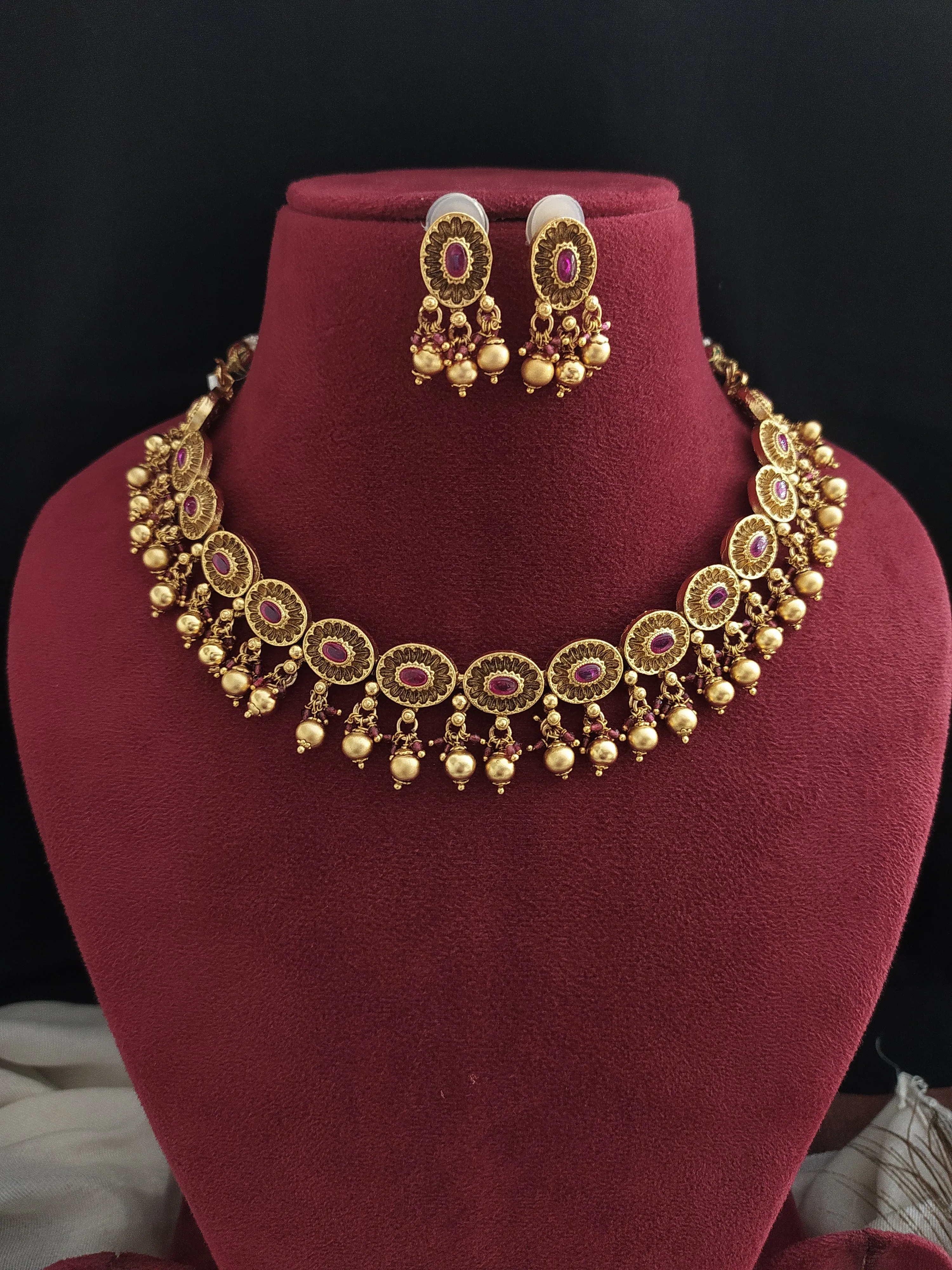 Graceful Traditional Antique Oval Necklace Set